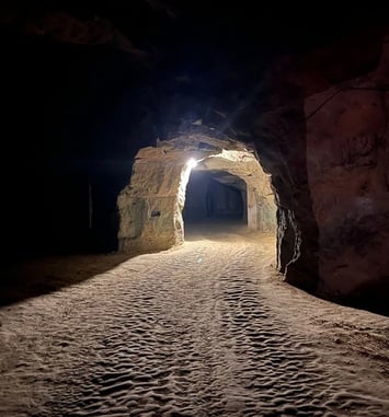 Visite cave troglodyte du Xᵉ siècle et photographies d'antan