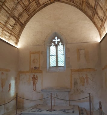 Chapelle de Tous-les-Saints et sa rare danse macabre