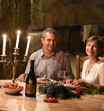 Vignes bio, chai et cave troglodytique du Xᵉ siècle