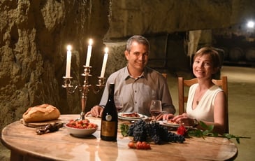 Vignes bio, chai et cave troglodytique du Xᵉ siècle