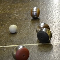 Jouez à la boule de fort !