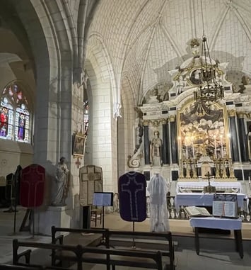 Exposition de chasubles liturgiques à l'église Saint Germain de Benais