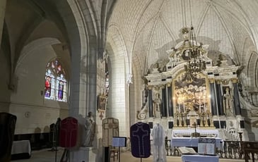 Exposition de chasubles liturgiques à l'église Saint Germain de Benais