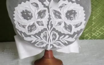 Exposition de coiffes de Touraine et démonstration de paillage